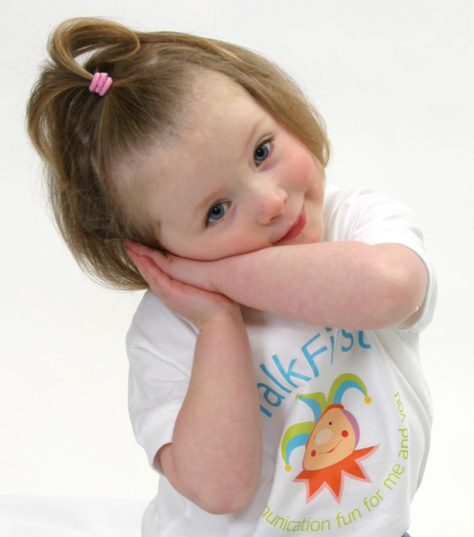 שפת הסימנים לתינוקות - תינוקת מסמנת לישון